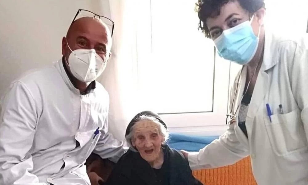 Κορονοϊός-Σέρρες: Εμβολιάστηκε γιαγιά...107 ετών